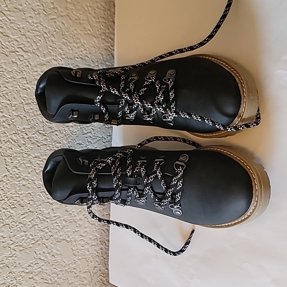 Women Thread winter hiking boots with 4.5in shaft heightMemory foam insole